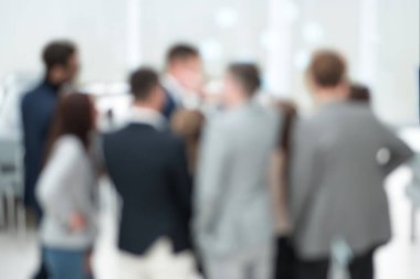 Ofiste duran bir iş ekibinin bulanık görüntüsü.