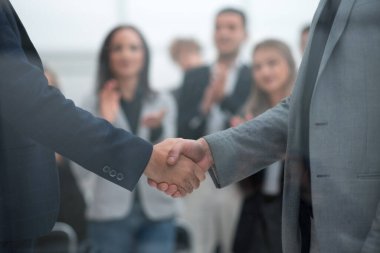 Kapat. Ofis geçmişinde özgüvenli iş tokalaşması.