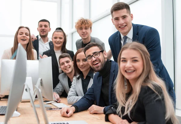 Närbild.en grupp glada anställda på arbetsplatsen — Stockfoto