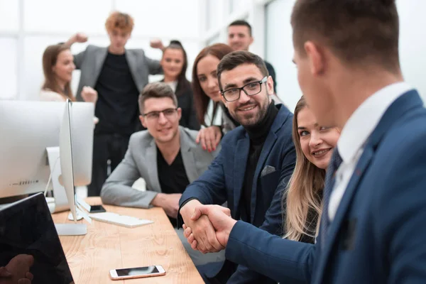 Colegas de negócios apertando as mãos no local de trabalho — Fotografia de Stock