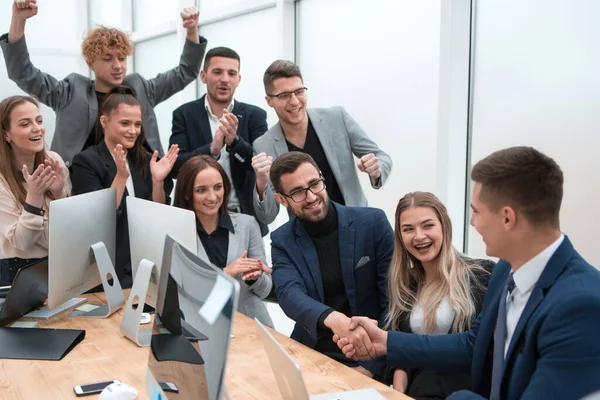 Torcendo equipe de negócios aplaudindo novos parceiros de negócios — Fotografia de Stock