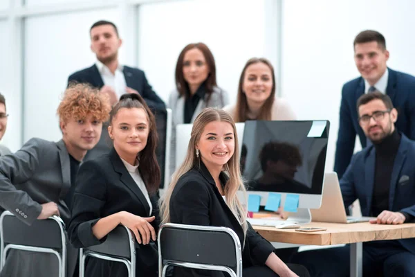 Gerente e equipe de negócios sentados na mesa — Fotografia de Stock