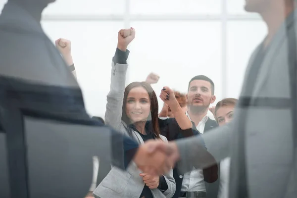 Vicino. stretta di mano di affari sicura su uno sfondo di ufficio. — Foto Stock