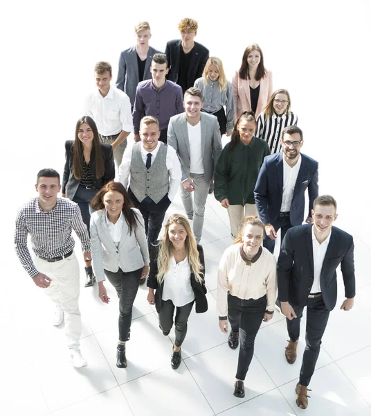 Groep diverse jonge zakenmensen die samen wandelen — Stockfoto