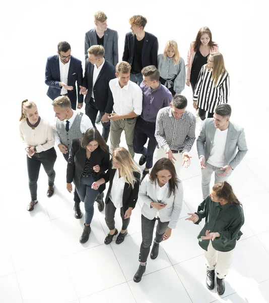 Ansicht von oben. eine Gruppe junger Mitarbeiter kommt in ein neues Büro — Stockfoto