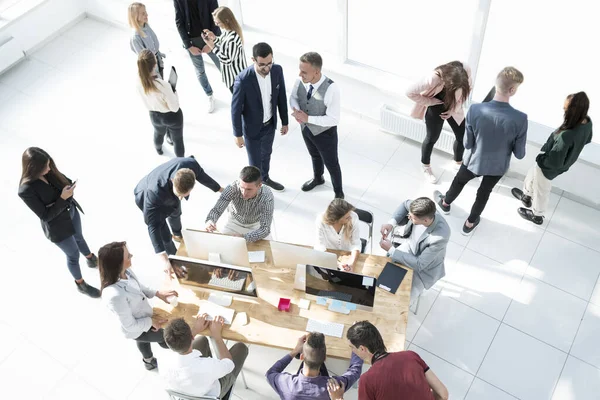 Widok z góry. grupa pracowników w nowoczesnym biurze — Zdjęcie stockowe