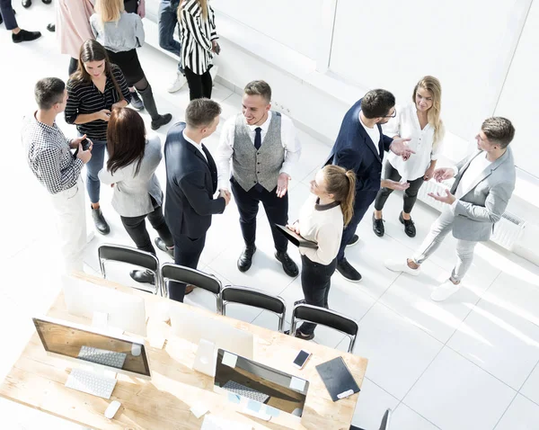 Bovenaanzicht. groep werknemers in een modern kantoor — Stockfoto