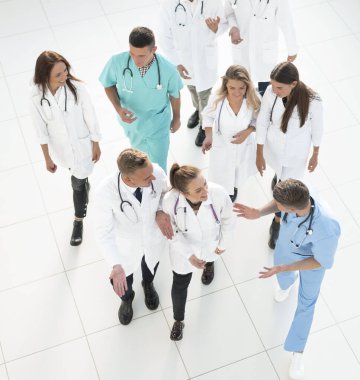 Üst Manzara. bir grup doktor iş konularını tartışıyor.