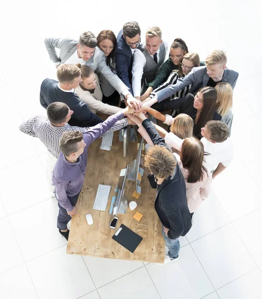 På nära håll. grupp av unga affärsmän att sätta sina händer tillsammans. — Stockfoto
