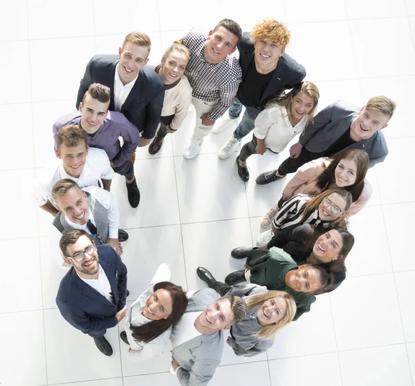 Ansicht von oben. Gruppe junger Geschäftsleute steht im Kreis — Stockfoto