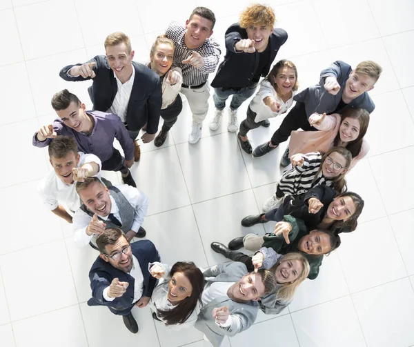 Ansicht von oben. Gruppe junger Geschäftsleute steht im Kreis — Stockfoto