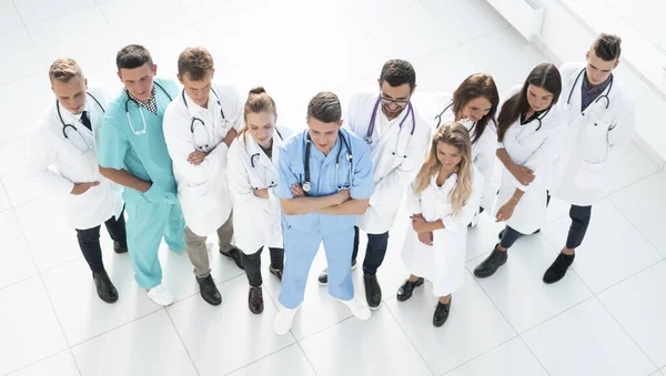 Vista superior. grupo de médicos e pessoal médico de pé juntos — Fotografia de Stock