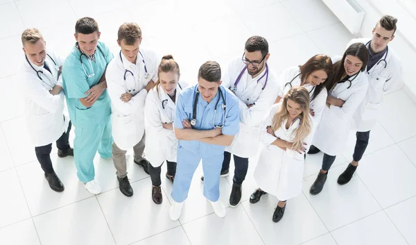Вид зверху. група лікарів та медичних працівників, що стоять разом — стокове фото