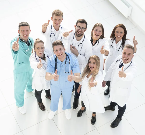 Vista superior. gran grupo de profesionales médicos que le señalan — Foto de Stock