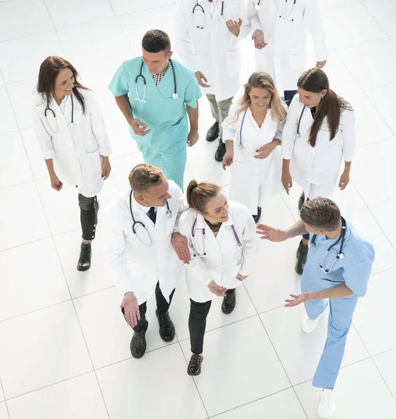 Στην κορυφή. ομάδα ιατρών που συζητούν θέματα εργασίας. — Φωτογραφία Αρχείου