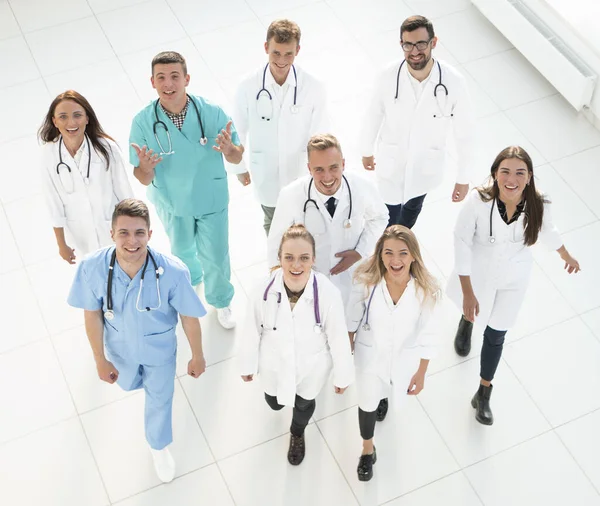 Vista superior. grupo de médicos discutindo questões de trabalho. — Fotografia de Stock