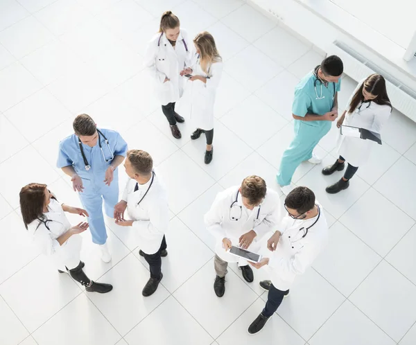 Vista superior. equipe de profissionais médicos discutindo questões em conjunto. — Fotografia de Stock