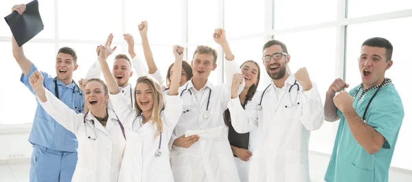 Kelompok pekerja medis yang beragam menunjukkan keberhasilan mereka — Stok Foto
