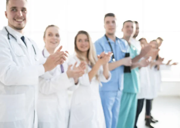 Grupo de diversos membros da equipe médica aplaudindo juntos — Fotografia de Stock