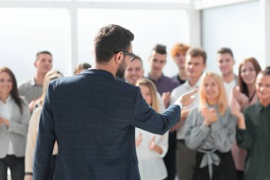 Dikiz aynası. Proje Müdürü, iş ekibine hoş geldin diyor.