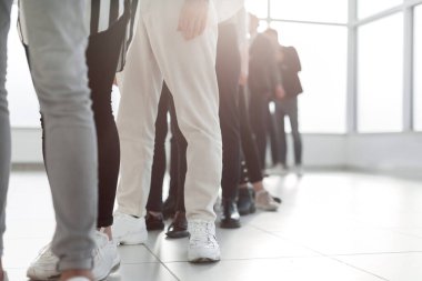 Kapat. Sırada bekleyen bir grup genç profesyonel.