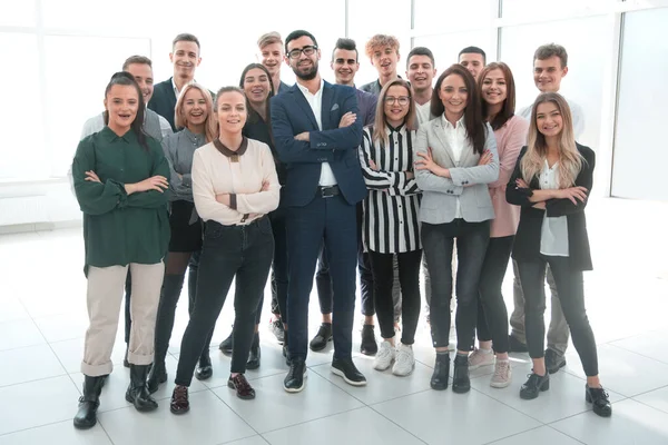 Grupo de jóvenes diversos de pie en la oficina — Foto de Stock