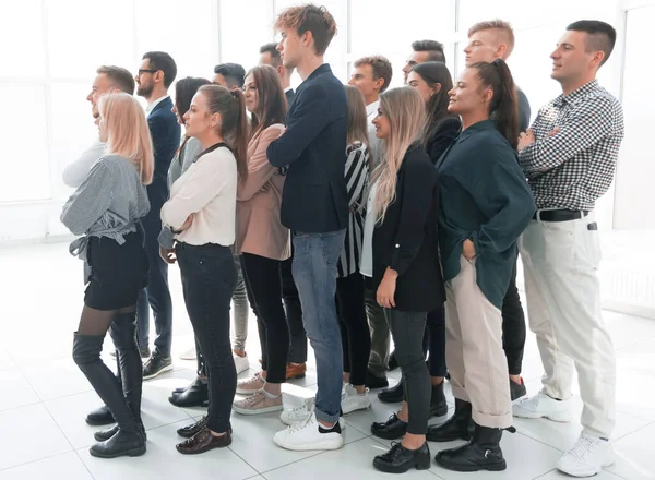 Skupina různorodých mladých lidí, kteří stojí při sobě a dívají se vpřed — Stock fotografie