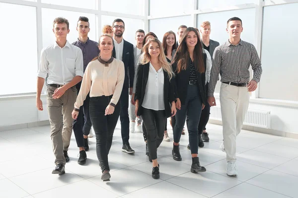 Grupo de jóvenes ambiciosos entran en una nueva oficina — Foto de Stock