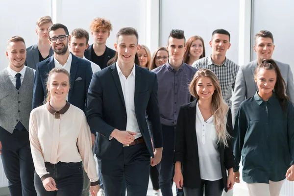 Groep ambitieuze jongeren die in een nieuw kantoor lopen — Stockfoto
