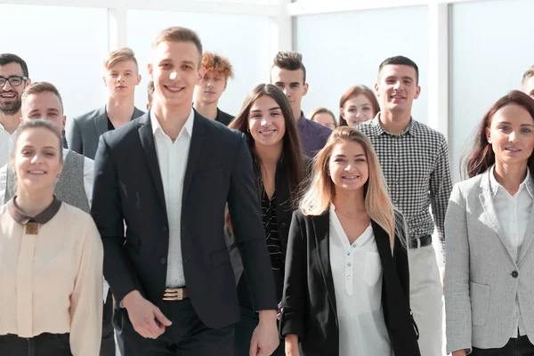 Grupo de jovens ambiciosos caminhando em um novo escritório — Fotografia de Stock