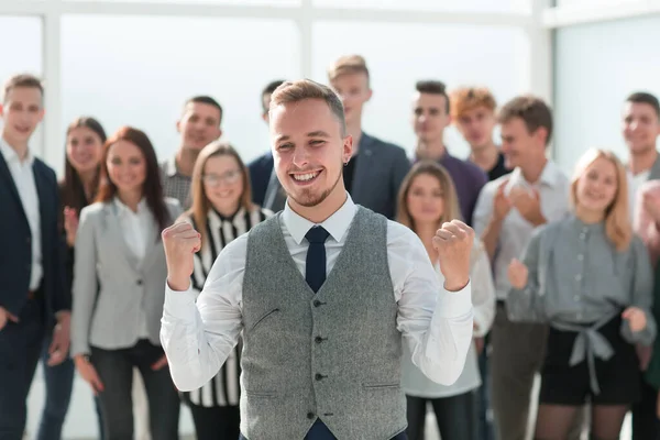 Líder feliz em pé na frente da equipe de negócios — Fotografia de Stock