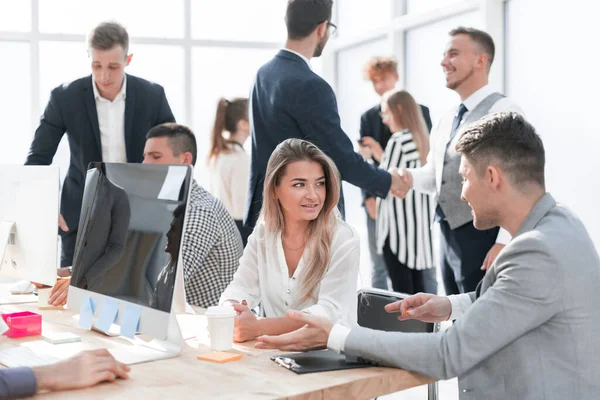 Empresários cumprimentar uns aos outros no escritório — Fotografia de Stock