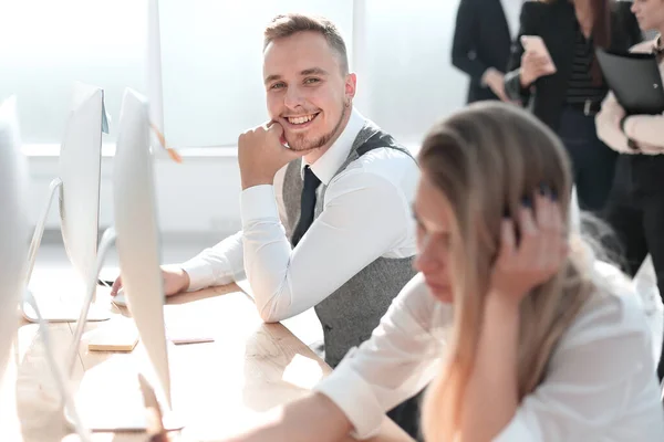 Nahaufnahme. Lächelnder Büroleiter am Schreibtisch. — Stockfoto