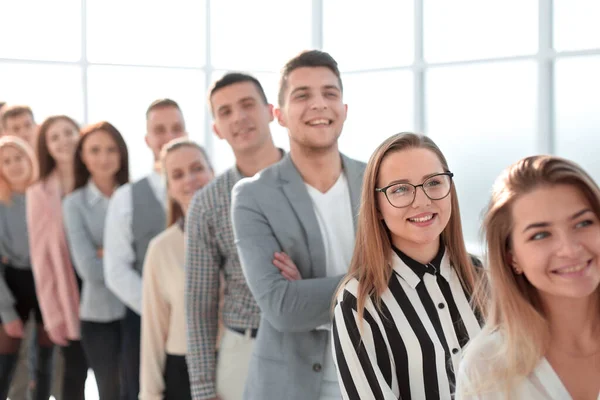 Gruppo di giovani professionisti sorridenti in piedi di fila . — Foto Stock