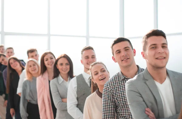 Grupo de jóvenes profesionales sonrientes de pie en fila . —  Fotos de Stock