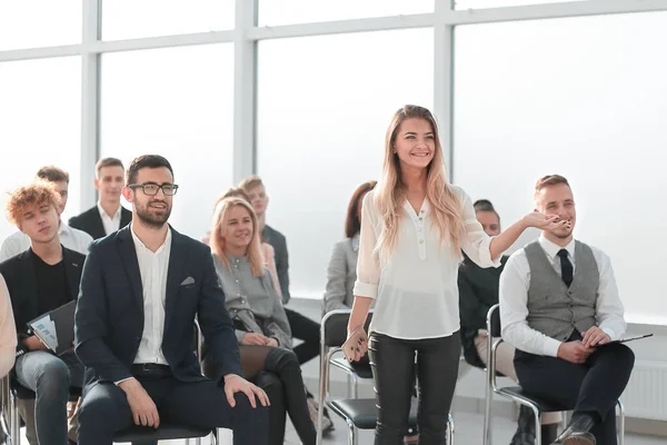 Young employee asks a question at a business seminar. — Stock Photo, Image