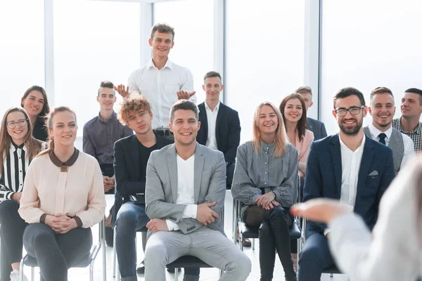 Joven hace una pregunta en una formación empresarial —  Fotos de Stock