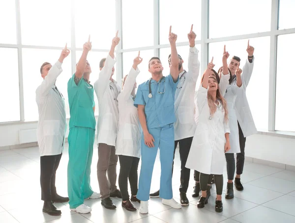V celé délce. skupina různorodých lékařů ukazujících jedním směrem — Stock fotografie