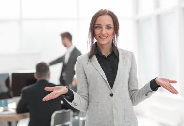 Ofis geçmişinde başarılı genç bir iş kadınının portresi.