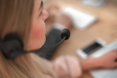 Kapat. Çağrı merkezindeki kadın operatör