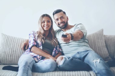 Genç çift oturma odasında kanepede kendilerini zevk