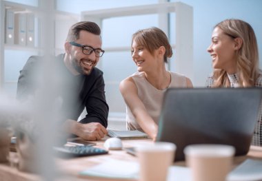 Kapatın. Başarılı iş ekibi yeni fikirleri tartışıyor.