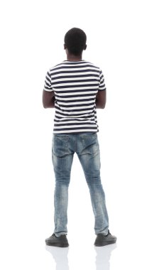 Dikiz aynası. Genç bir adam beyaz bir duvarda bir şeyler okuyor.