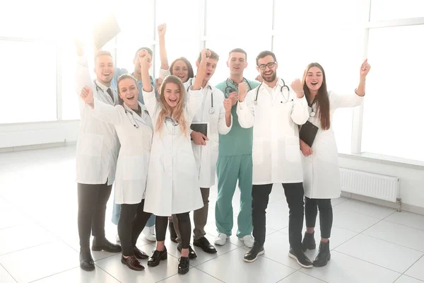 Gelukkige groep van medische professionals tonen hun succes. — Stockfoto