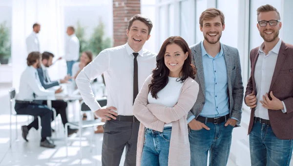 Gruppe junger Geschäftsleute steht im Büro — Stockfoto