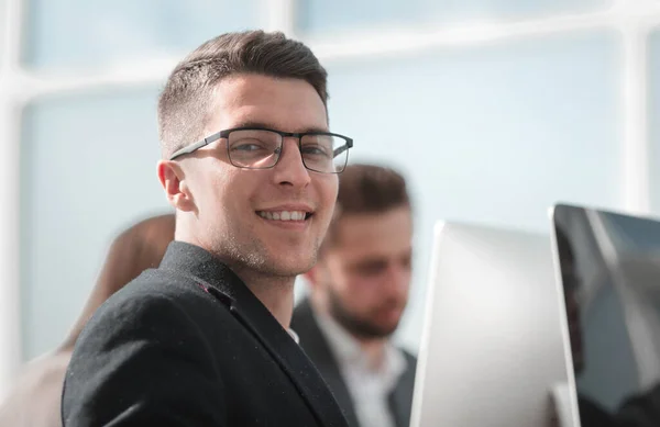 Retrato de un hombre de negocios exitoso en el lugar de trabajo —  Fotos de Stock