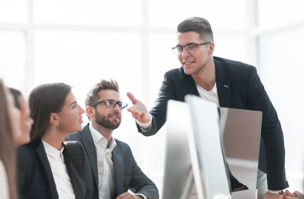 Gerente de projeto faz perguntas em uma reunião com o grupo de trabalho — Fotografia de Stock