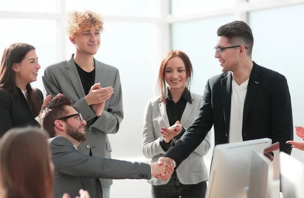 Projektledare tackar medarbetaren för deras goda arbete. — Stockfoto