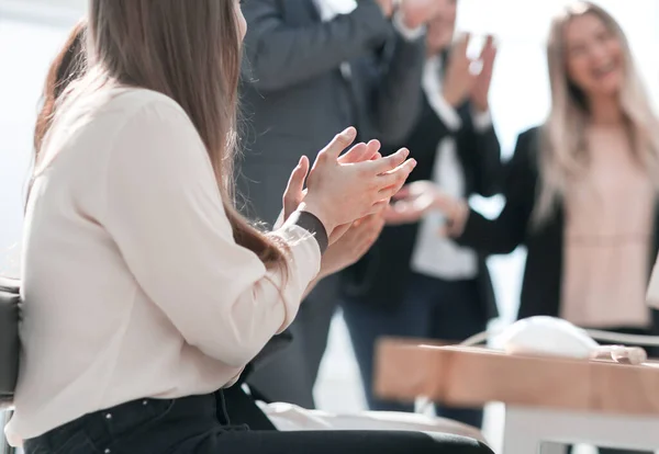 De cerca. el equipo de negocios aplaude en una reunión de negocios —  Fotos de Stock