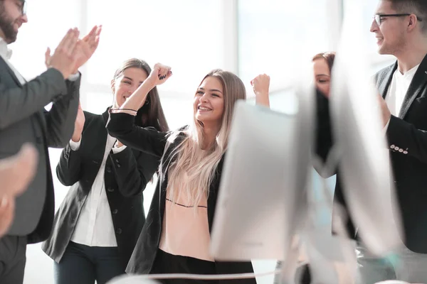 Grupo feliz de funcionários aplaude de pé no escritório — Fotografia de Stock